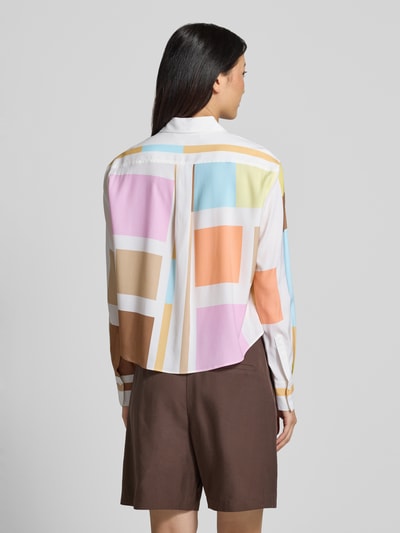 Modelka nosi Boxy Fit Bluse im Allover-Look von HERZENS, mieszanka materiałów z dodatkiem streczu, wzór na całej powierzchni, kołnierzyk koszulowy, listwa guzikowa, długość tyłu w rozmiarze 36: 59 cm, długość rękawów w rozmiarze 36: 61 cm, pastelowe i brązowe prostokąty, pudełkowy krój, pełna tylna perspektywa