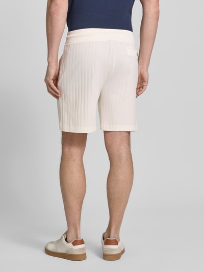 Męski model nosi Regular Fit Shorts mit Tunnelzug Modell 'JUANITO' od JOOP! Collection, biała bawełna, tekstura prążkowana, widok całej sylwetki z tyłu