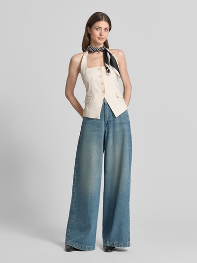 Frauenmodel trägt Weste aus Leinen mit Pattentaschen Modell 'BORELI' von Mango in Beige, Slim Fit, Knopfleiste, Ganzkörperansicht von vorne.