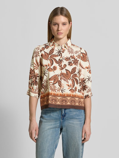 Frauenmodel trägt Boxy Fit Bluse im Allover-Look Modell 'Bono' von LOLLYS LAUNDRY, Viskose-Mix, cremebraun gemustert, Hemdblusenkragen, Ganzkörperansicht von vorne.