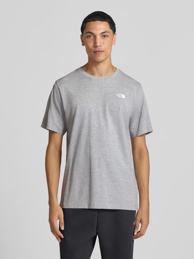 Männermodel trägt Regular Fit T-Shirt mit Rundhalsausschnitt Modell 'EVOLUTION' von The North Face in Grau, Ganzkörperansicht von vorne. Herren T-Shirt, Label-Stitching, Rückenlänge bei Größe M 72 cm.
