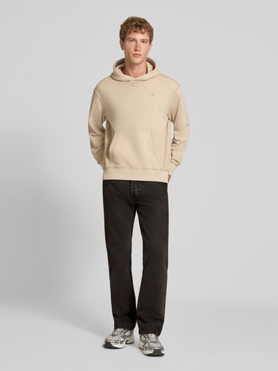 Männermodel trägt Wide & Loose Fit Jeans aus reiner Baumwolle Modell ''501®'' von Levi's®, dunkles Design, Herren, Ganzkörperansicht von vorne.