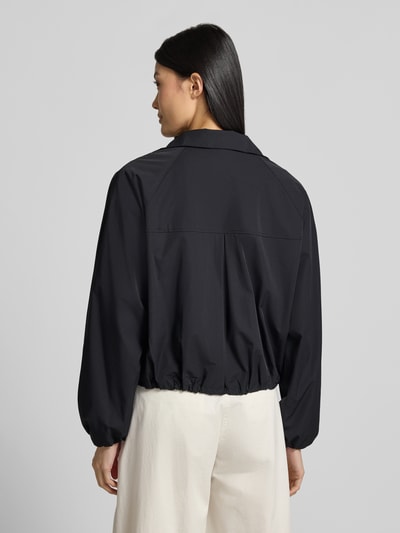 Frauenmodel trägt Jacke mit Knopfleiste von someday in Schwarz, lockere Passform, Raglanärmel, elastische Abschlüsse, Rückansicht, Damen Jacke von someday.