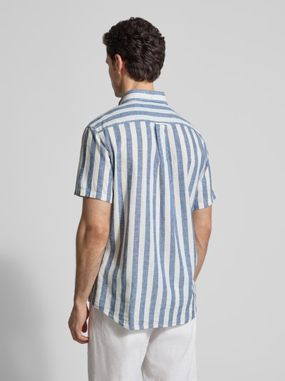 Męski model nosi Regular Fit Freizeithemd aus Leinen-Baumwoll-Mix von Gant, pasiasty wzór, niebiesko-biały, krój regular fit, widok z tyłu, całopostaciowy.