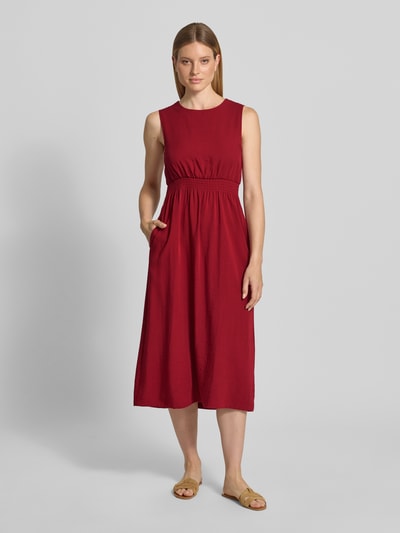 Frauenmodel trägt Midikleid aus Viskose-Mix mit Leinen-Viskose-Anteil, A-Linie, Rundhalsausschnitt, Modell 'Daria' von MSCH Copenhagen, elastisches Taillenband, Ganzkörperansicht von vorne.