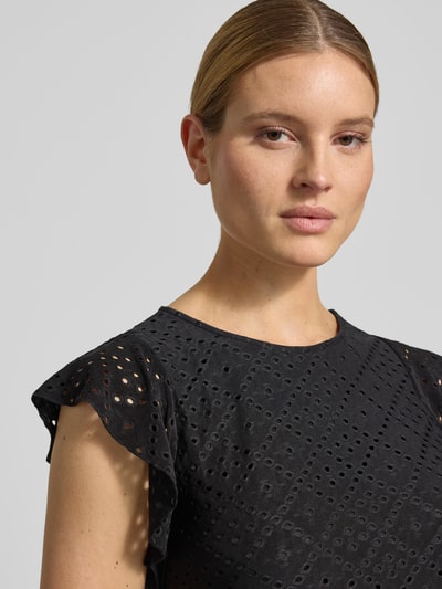 Frauenmodel trägt Regular Fit T-Shirt mit Rundhals-Ausschnitt Modell 'TASSA' von Vero Moda, unifarben, kurzarm, Strukturtextur, Nahaufnahme Oberkörper.