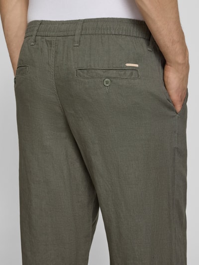 Männermodel trägt Leinenhose mit elastischem Bund Modell 'KARL LAWRENCE' von Jack & Jones, Regular-Fit, reine Leinen, Rückansicht.