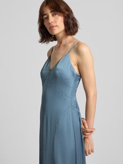 Vrouwenmodel draagt avondjurk uit satijn met v-hals van Jake*s Cocktail in blauw, getailleerd model, maxi-jurk, spaghettibandjes, ruglengte maat 36: 152 cm, borstwijdte maat 36: 38 cm, ritssluiting, zijkant, Nahaufnahme Oberkörper