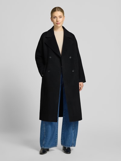 Frauenmodel trägt Relaxed Fit Mantel aus reiner Wolle mit 2-Knopfleiste von Milano Italy, czarna wełna, Kołnierz z połami, wpuszczane kieszenie, Długość tyłu w rozmiarze 36: 115 cm, Szerokość ramion w rozmiarze 36: 45 cm, Szerokość klatki piersiowej w rozmiarze 36: 56 cm, Długość rękawów w rozmiarze 36: 55 cm, Ganzkörperansicht von vorne.