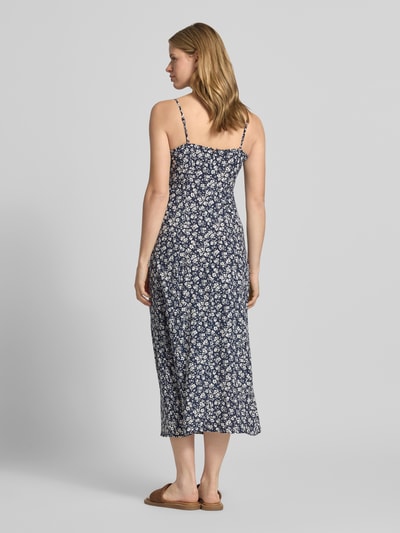 Modelka nosi Schmales Freizeitkleid aus reiner Viskose Modell 'NELLY' od Only, niebieski wzór animal print, długość midi, krój slim fit, popelina, ramiączka spaghetti, widok całej sylwetki z tyłu