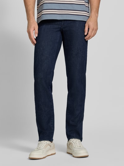 Männermodel trägt donkerblauwe Regular Fit Jeans uit mix van katoen en kasjmier, model 'Cadiz' van Brax, heren straight jeans, detailopname