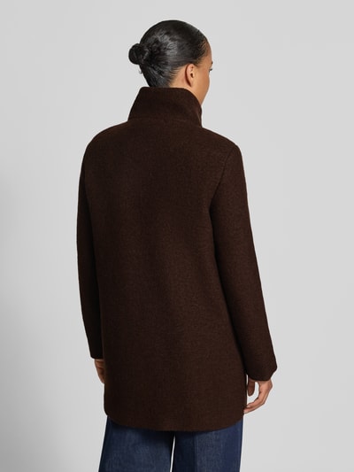 Frauenmodel trägt Regular Fit Jacke aus Woll-Mix von FUCHS SCHMITT, dunkelbraun, strukturierte Oberfläche, Ganzkörperansicht Rückansicht. Rückenlänge 82 cm, Schulterbreite 44 cm, Brustweite 51 cm, Ärmellänge 64 cm.