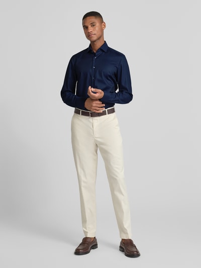 Männermodel trägt Slim Fit Businesshemd aus Baumwoll-Mix mit Kentkragen von OLYMP Level Five, dunkelblau, Knopfleiste, Ganzkörperansicht von vorne. Rückenlänge 81 cm, Schulterbreite 44 cm, Ärmellänge 67 cm, Größe 40