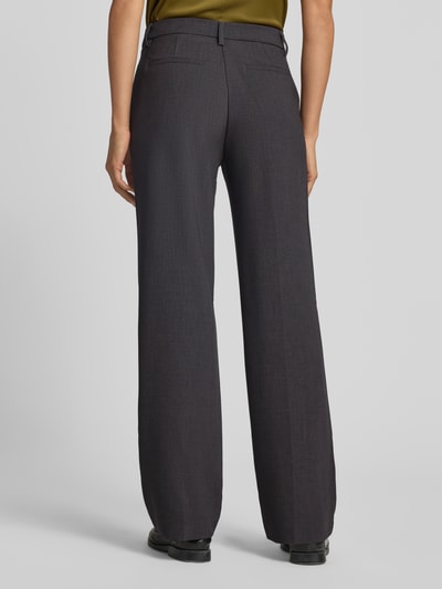 Vrouwenmodel draagt Straight Fit broek met steekzakken van Christian Berg Woman, mix met viscose, donkergrijs, Ganzkörperansicht Rückansicht. Bandwijdte maat 36: 38 cm, binnenbeenlengte maat 36: 78 cm, paspelzakken achter.