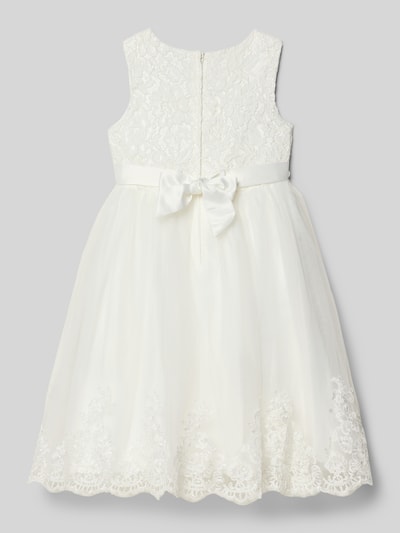 Mädchen trägt Knielanges Kleid mit Rundhalsausschnitt von Happy Girls, taillierter Schnitt, ausgestellte Rockpartie, Nahtreißverschluss, Rückenlänge 84 cm, Größe 134, Ganzkörperansicht Rückansicht.