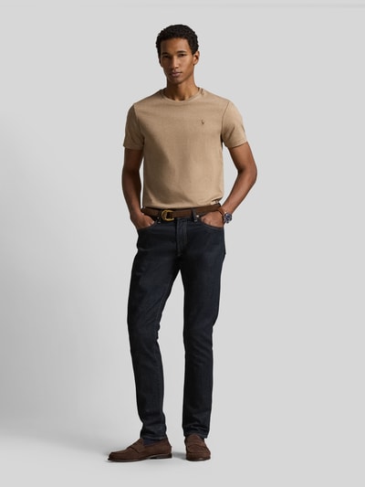 Männermodel trägt Regular Fit T-Shirt aus reiner Baumwolle von Polo Ralph Lauren in Beige, unifarben, Logo-Stitching, Ganzkörperansicht von vorne