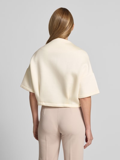 Frauenmodel trägt Jacke mit 1/2-Arm und Reißverschlusstaschen von Rinascimento, Viskose-Mix, cremefarben, gerader Schnitt, Ganzkörperansicht Rückansicht.