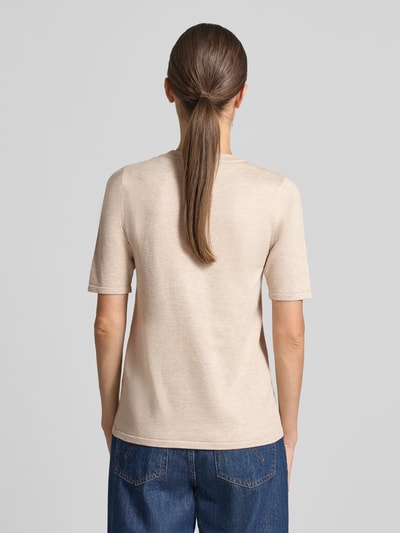 Frauenmodel trägt Regular Fit Pullover in Strick-Optik Modell "LULS" von ICHI, beige, Viskose-Mix, kurzärmelig, Ganzkörperansicht Rückansicht.