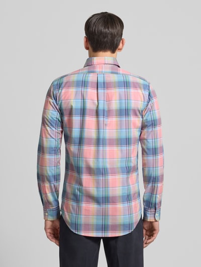 Männermodel trägt Custom Fit Freizeithemd mit Button-Down-Kragen von Polo Ralph Lauren, bunte Karos, Reine Baumwolle, Ganzkörperansicht Rückansicht. Rückenlänge bei Größe M: 82 cm, Schulterbreite: 44 cm, Ärmellänge: 65 cm, Label-Stitching, Knopfleiste.
