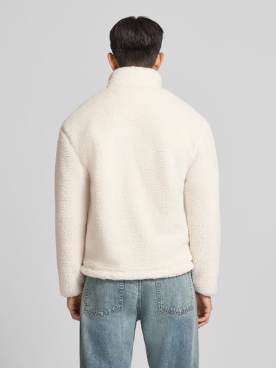 Männermodel trägt Fleecejacke mit Label-Detail und Reißverschluss von REVIEW in Offwhite, Teddyfell, Regular Fit, Ganzkörperansicht Rückansicht.
