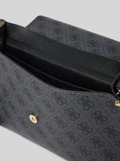 Produktfoto, Handtasche mit Logo-Muster und Label-Applikation von GUESS, model 'MERIDIAN II', główna przegroda z klapką i zapięciem na magnes, pasek na ramię, wzór z logo, szerokość w rozmiarze 1: 24 cm, długość w rozmiarze 1: 19 cm, głębokość w rozmiarze 1: 9 cm, długość paska na ramię w rozmiarze 1: 111 cm