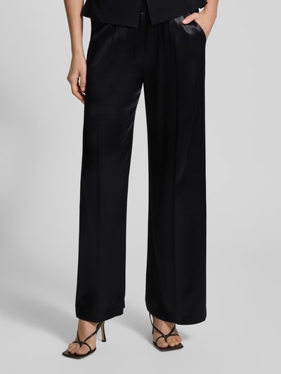 Vrouwenmodel draagt Stoffen broek met elastische band Model 'Mucia' van Opus Pants, zuiver viscose, los model, steekzakken, achterzakken, kleur zwart, binnenbeenlengte maat 36: 81 cm, bandwijdte maat 36: 36 cm, geheelopname van voren.