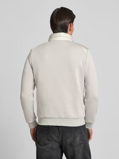 Männermodel trägt Jacke mit Label-Patch und Stehkragen van Antony Morato in lichtgrijs, slim fit, Ganzkörperansicht Rückansicht