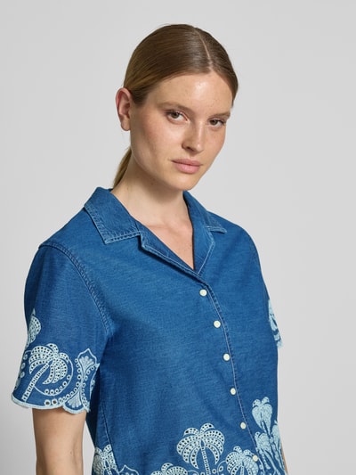 Frauenmodel trägt Regular Fit Bluse mit Stitchings Modell 'PETRA' von Guess in Blau mit Reverskragen, Knopfleiste, Nahaufnahme Oberkörper.