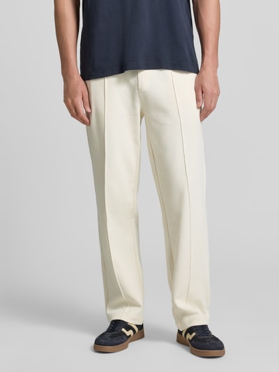 Männermodel trägt Regular Fit Stoffhose aus reiner Baumwolle Modell 'C-LEVETE 55' von BOSS in Optik: unifarben, Ganzkörperansicht von vorne.