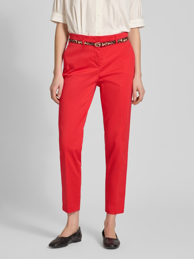 Frauenmodel trägt Slim Fit Hose in verkürzter Passform mit Gürtel von Christian Berg Woman aus Baumwoll-Mix mit Viskose-Anteil, kräftiges Rot, Ganzkörperansicht von vorne.