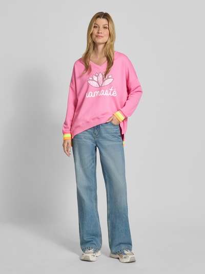 miss goodlife Sweatshirt mit Statement-Print und V-Ausschnitt Rosa 1