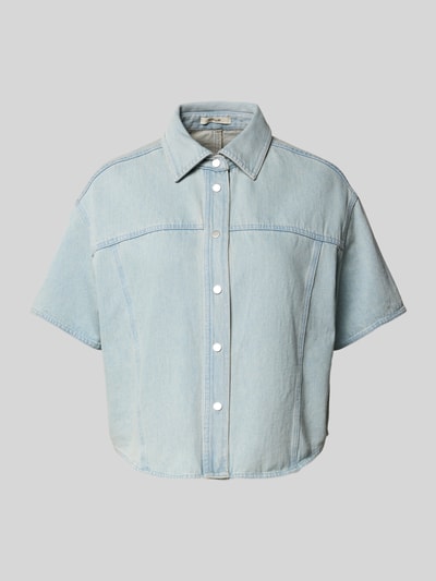 Produktfoto, Boxy Fit Jeansbluse mit 1/2-Arm Modell 'Ferluna breath' von OPUS in hellem Denimblau, reine Baumwolle, sichtbare Knopfleiste, Hemdblusenkragen, strukturierte Jeansoptik, schlichte Linienführung.