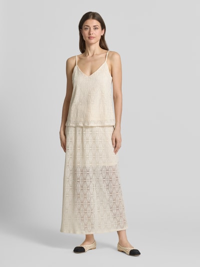 Frauenmodel trägt Leicht ausgestellter Midi-Rock aus Spitze mit elastischem Bund Modell 'MAYA' von Vero Moda, Optik: Unifarben, Passform: Leicht, Länge: Midi, transparenter Spitzenrock mit blickdichtem Unterrock, Bundabschluss: Elastisch mit Tunnelzug, Saum: Gehschlitz, zarte Cremefarbe mit feiner Spitze und dezenter Struktur, Ganzkörperansicht von vorne.