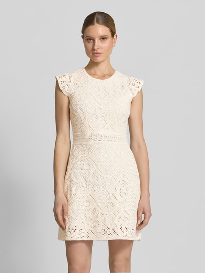Frauenmodel trägt Minikleid aus Häkelspitze mit Rundhalsausschnitt von Emporio Armani in Creme, taillierter Schnitt, Ganzkörperansicht von vorne. Baumwoll-Mix, feine Spitzenstruktur, Rückenlänge 90 cm, Brustweite 38 cm.