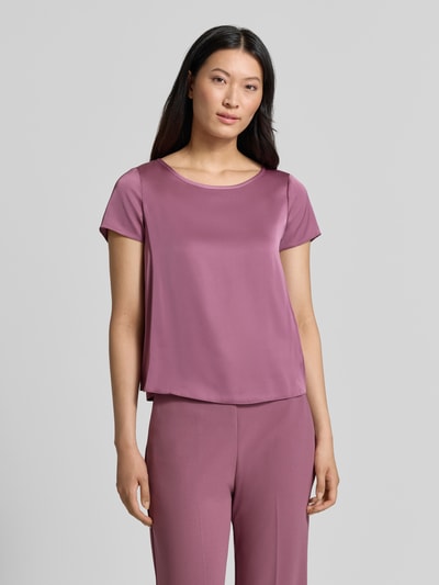 Frauenmodel trägt Bluse aus Satin mit Rundhalsausschnitt von Rinascimento in Rosa, Material-Mix, gerade Passform, Nahaufnahme Oberkörper.