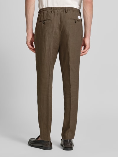 Männermodel trägt Hose mit Bügelfalten und Tunnelzug von Manuel Ritz in Braun aus Reine Baumwolle, Regular-Fit, Ganzkörperansicht Rückansicht.