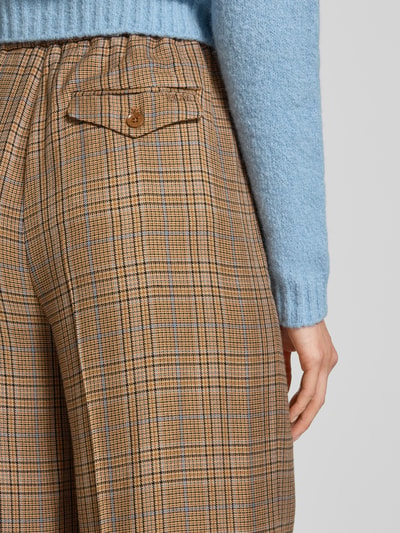 Frauenmodel trägt Stoffhose aus Viskose-Woll-Mix Modell 'Mie Kalif' von MOS MOSH, kariertes Muster, Detailaufnahme, Damen Stoffhose.