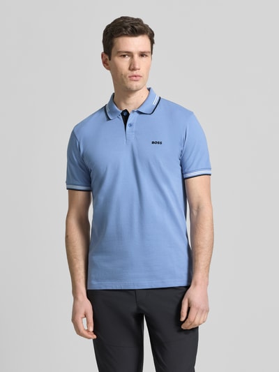 Männermodel trägt Slim Fit Poloshirt aus reiner Baumwolle Modell 'PAUL' von BOSS Green, Optik: Unifarben, Ganzkörperansicht von vorne.