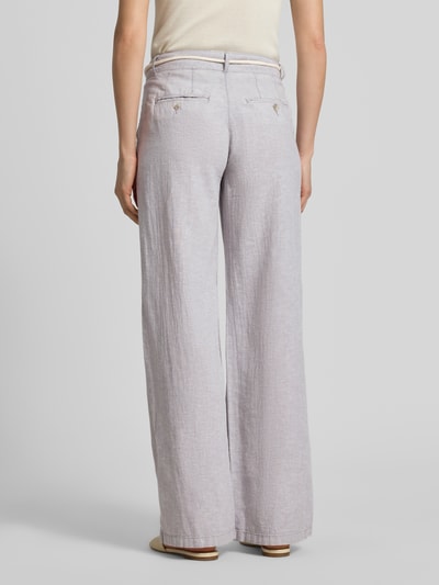 Männermodel trägt Hose aus Leinen-Baumwoll-Mix mit Bindegürtel von Christian Berg Woman, szerokość w rozmiarze 36: 41 cm, długość nogawki: 81 cm, wide leg, kieszenie boczne, jasnoszary kolor, tekstura lniana, widok całej sylwetki z tyłu.