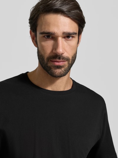 Männermodel trägt T-Shirt mit Rundhalsausschnitt im 2er-Pack von Götzburg Wäsche, reine Baumwolle, Regular-Fit, Nahaufnahme Oberkörper.