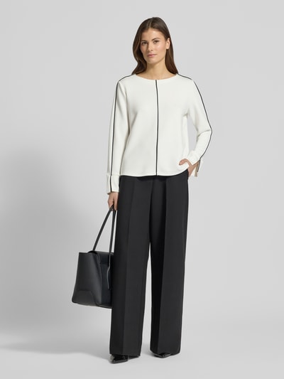 Vrouwenmodel draagt Regular Fit Sweatshirt met contrastnaden van s.Oliver BLACK LABEL in uni-look, modal-mix, lange mouwen, ronde hals, hele lichaamsvooraanzicht.