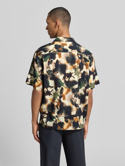 Männermodel trägt Relaxed Fit Freizeithemd aus Bio-Baumwoll-Modal-Mix Modell 'RELAXAIR' von SELECTED HOMME, Optik: Unifarben, Kurzarm, Reverskragen, durchgehende Knopfleiste, abstraktes Farbspiel in Orange, Beige, Schwarz und Grün, glatte Textur, Ganzkörperansicht Rückansicht.