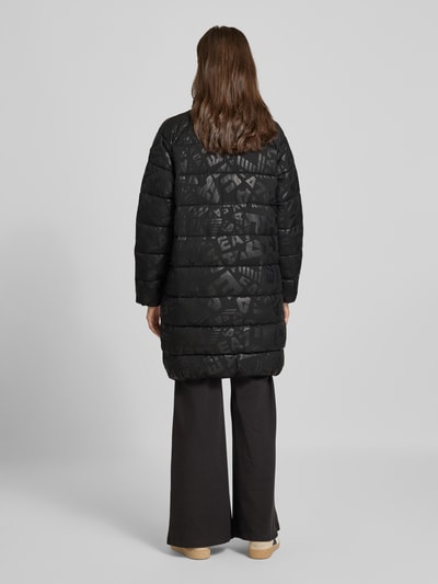 EA7 Emporio Armani Płaszcz pikowany o kroju regular fit z nadrukiem z logo na całej powierzchni model ‘Caban’ Czarny 5