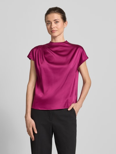Frauenmodel trägt Blusenshirt mit Rundhalsausschnitt und Kappärmeln von Zero, Material-Mix mit Stretch-Anteil, Gerader-Schnitt, Ganzkörperansicht von vorne.