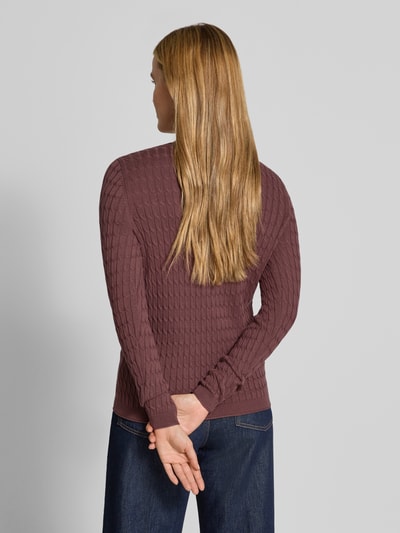Frauenmodel trägt Slim Fit Strickpullover mit Zopfmuster von Christian Berg Woman in Braun, Baumwoll-Mix, Rückenansicht Ganzkörperansicht.
