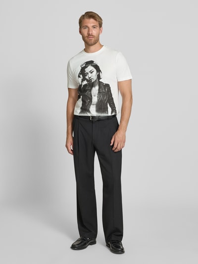 Männermodel trägt Regular Fit T-Shirt aus reiner Escorial-Wolle von Antony Morato, weiß mit Label-Print, Ganzkörperansicht von vorne.