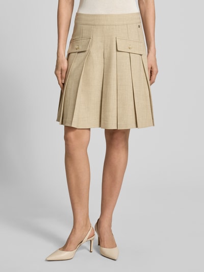 Frauenmodel trägt Knielanger Faltenrock Modell 'Runi' von MOS MOSH in Beige mit A-Linie und Material-Mix mit Viskose-Anteil, Nahaufnahme Unterkörper, Damen Faltenrock, Knielänge, Bundweite bei Größe 36: 38 cm, Gesamtlänge bei Größe 36: 52 cm.
