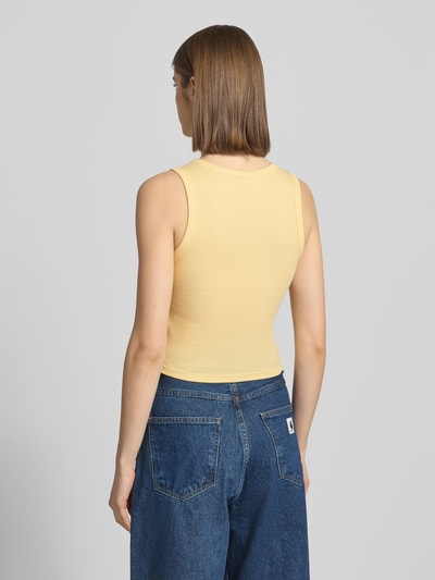 Frauenmodel trägt Slim Fit Tank Top aus Baumwoll-Mix Modell 'EASY' von Only in Optik: Unifarben, Feinrippstruktur, Ganzkörperansicht Rückansicht.
