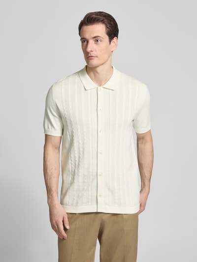 Männermodel trägt Regular Fit Poloshirt mit 1/2-Arm von OLYMP Level Five aus Baumwoll-Mix mit Zopfmuster, Polokragen, Knopfleiste, Ganzkörperansicht von vorne.