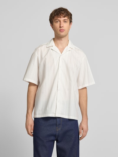 Männermodel trägt Relaxed Fit Freizeithemd aus reiner Baumwolle Modell 'Eligino' von HUGO, gestreift, Optik: Unifarben, Popeline, Ganzkörperansicht von vorne